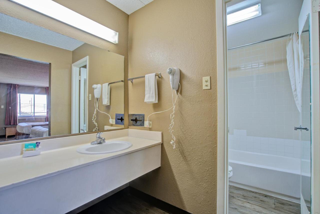 Americas Best Value Inn Laredo Ngoại thất bức ảnh