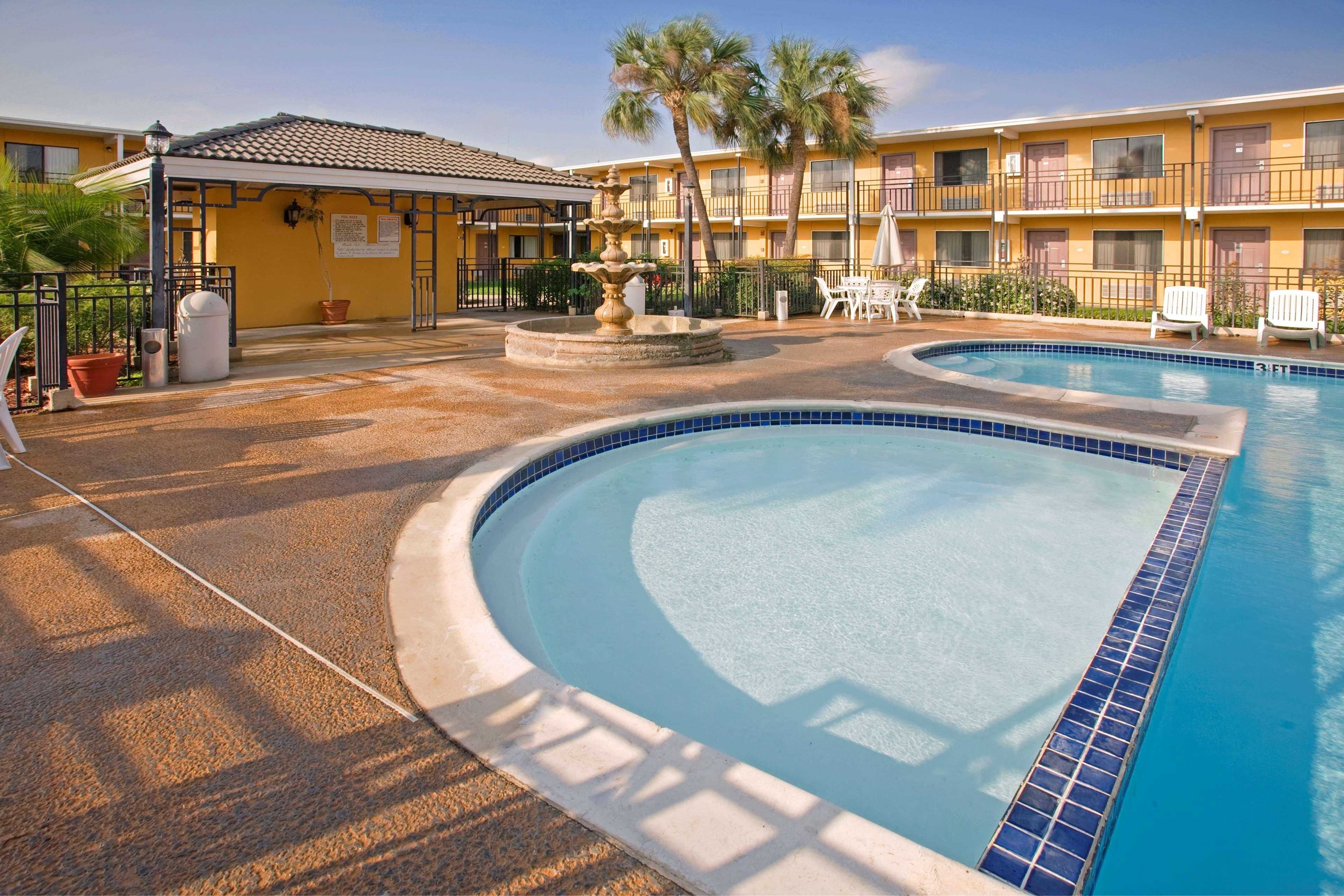Americas Best Value Inn Laredo Ngoại thất bức ảnh