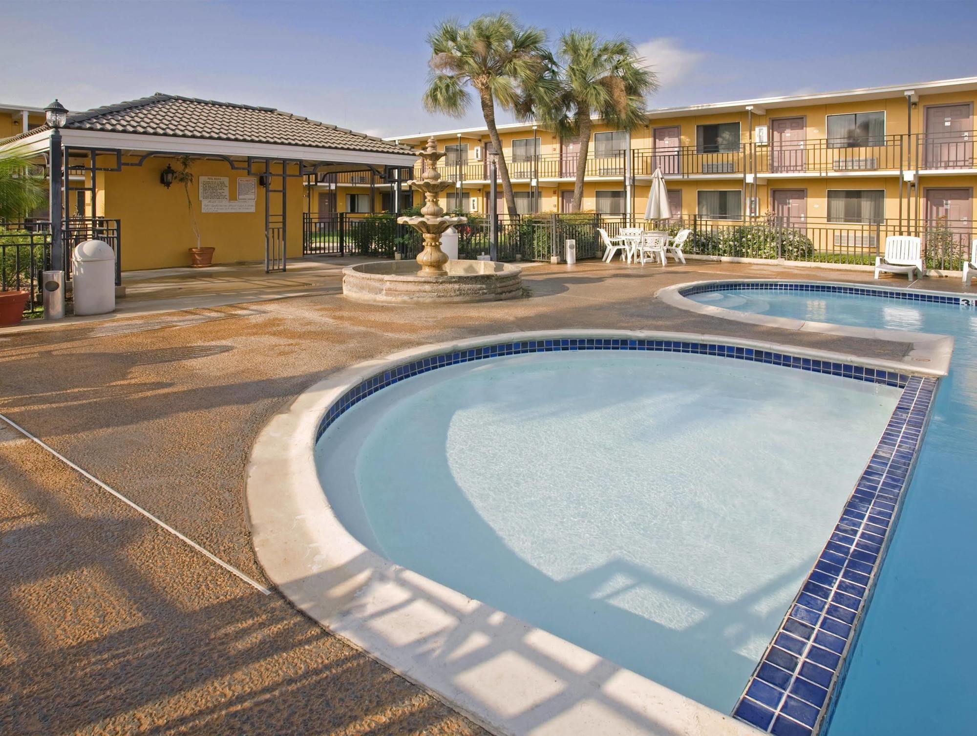 Americas Best Value Inn Laredo Ngoại thất bức ảnh