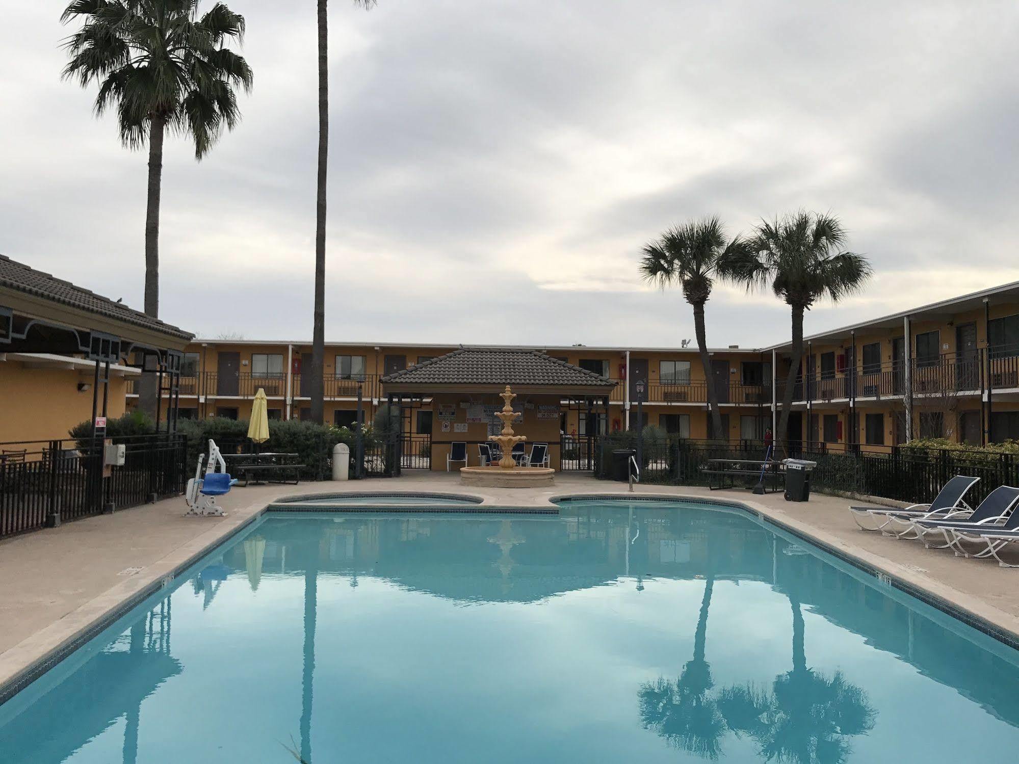 Americas Best Value Inn Laredo Ngoại thất bức ảnh